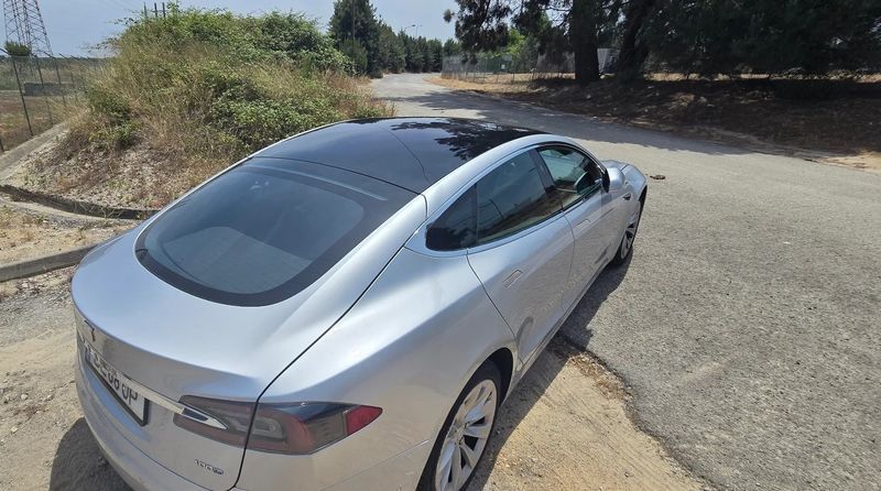 Tesla Model S • 2018 • 275,000 km 2