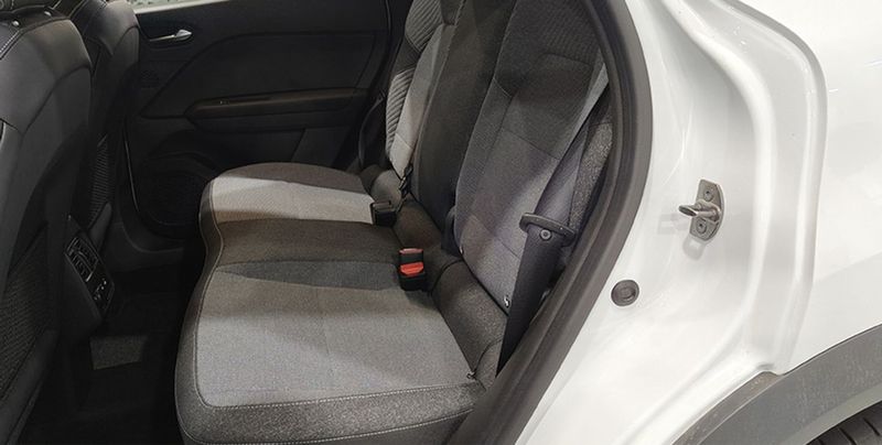 Renault Captur • 2024 • 2,143 km 9