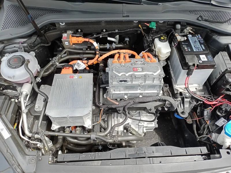 Volkswagen e-Golf • 2021 • 20,500 km 4