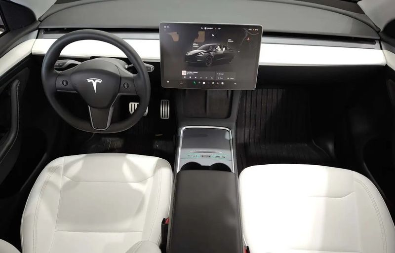 Tesla Model Y • 2023 • 39,514 km 6