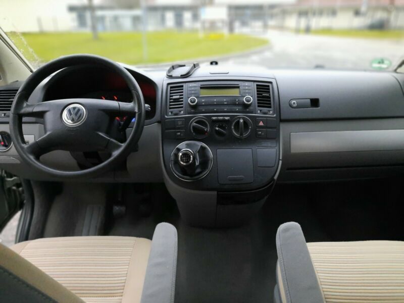 Volkswagen T5 • 2007 • 141,500 km 12