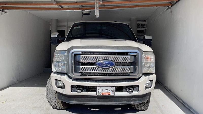Ford 350 • 2013 • 180,000 km 2