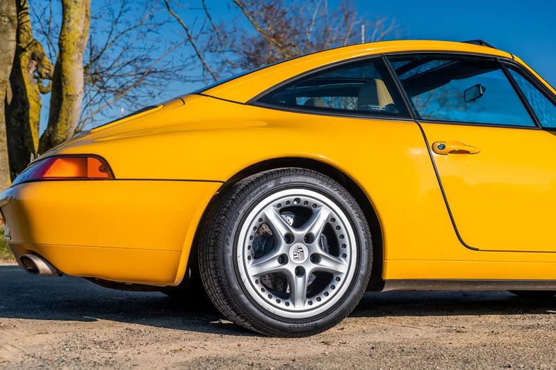 Porsche 911 Carrera • 1996 • 123,000 km 10