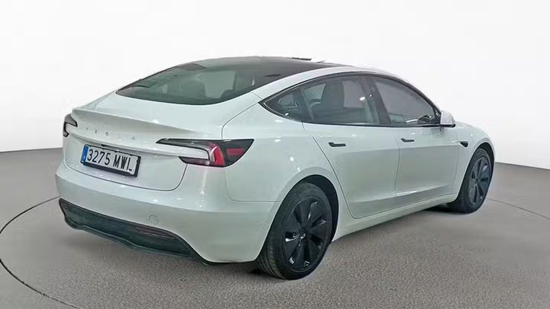 Tesla Model 3 • 2024 • 6,870 km 3