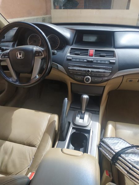 Honda Accord • 2011 • 85,000 km 4