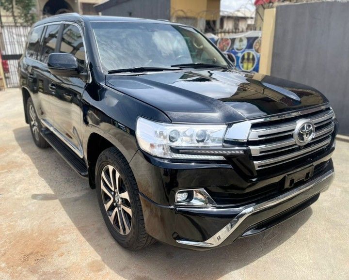 Toyota Land Cruiser • 2018 • 33 km 1