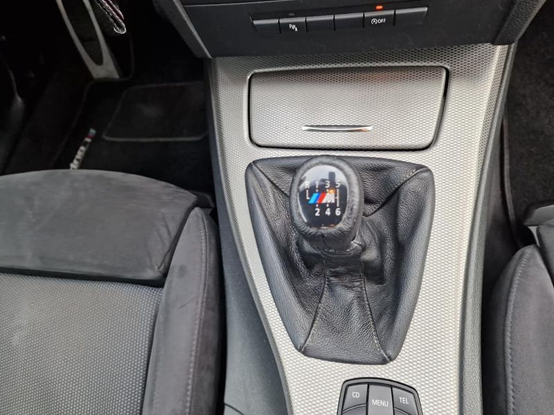 BMW 328i • 2009 • 117,000 km 2