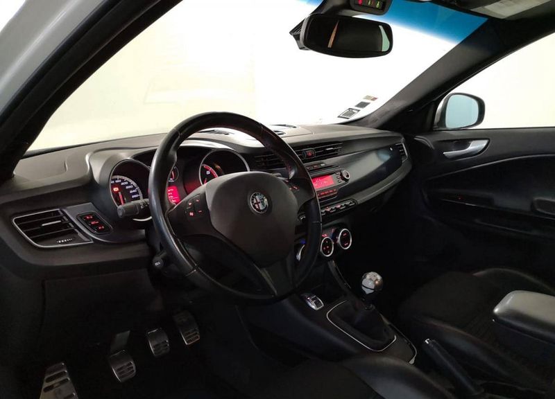 Alfa Romeo Giulietta • 2011 • 199,999 km 6