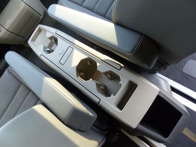 Volkswagen Multivan • 2022 • 33,980 km 4