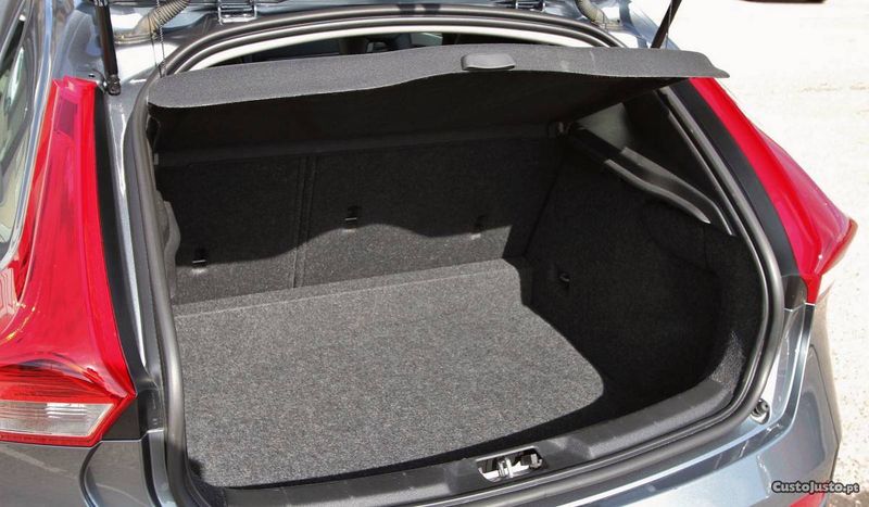 Volvo V40 • 2016 • 12,000 km 3