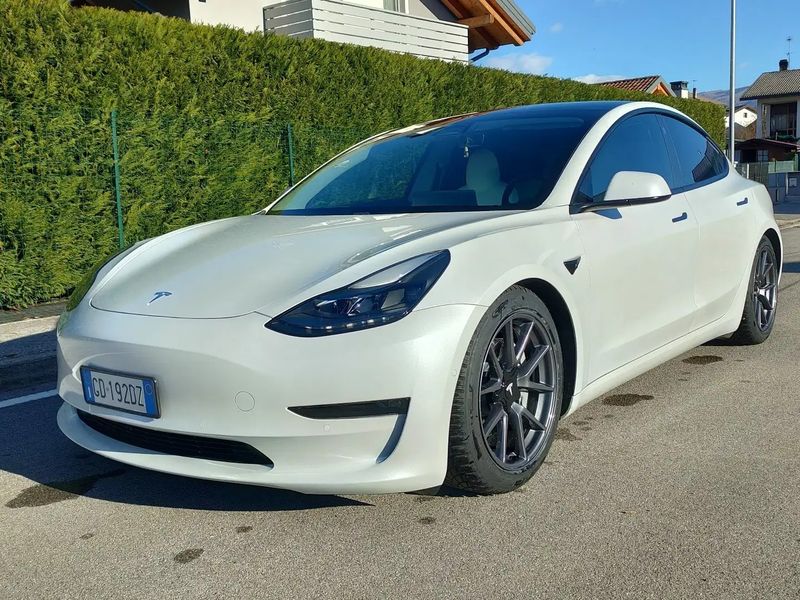 Tesla Model 3 • 2020 • 44,000 km 1