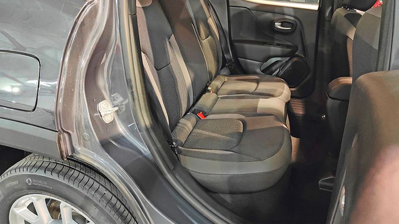 Jeep Renegade • 2023 • 13,000 km 3