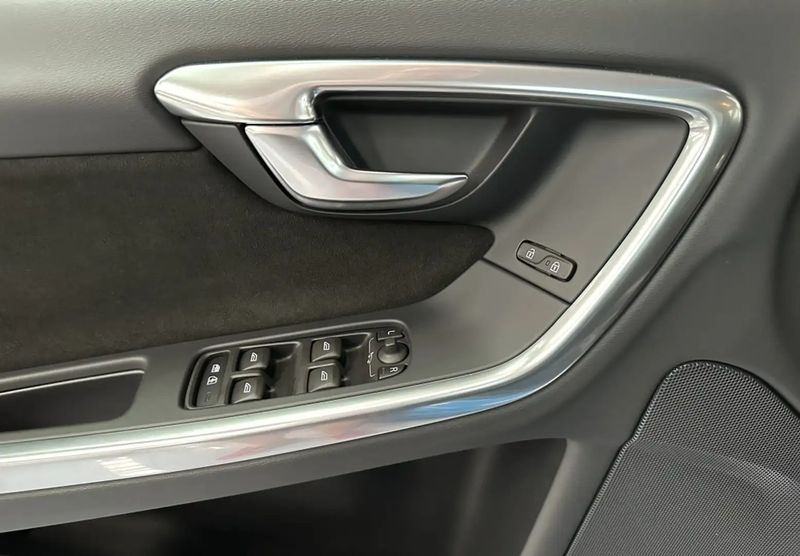 Volvo V60 • 2019 • 41,000 km 5