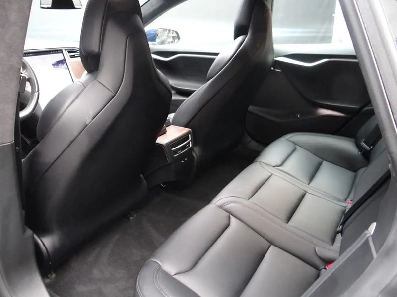 Tesla Model S • 2018 • 161,000 km 14