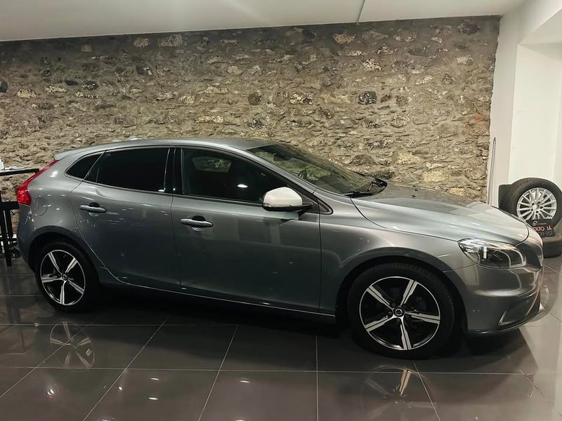 Volvo V40 • 2019 • 90,000 km 3