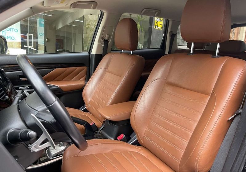 Mitsubishi Outlander • 2015 • 67,000 km 4