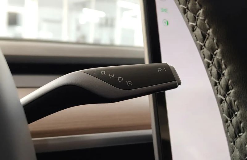 Tesla Model 3 • 2023 • 27,523 km 4