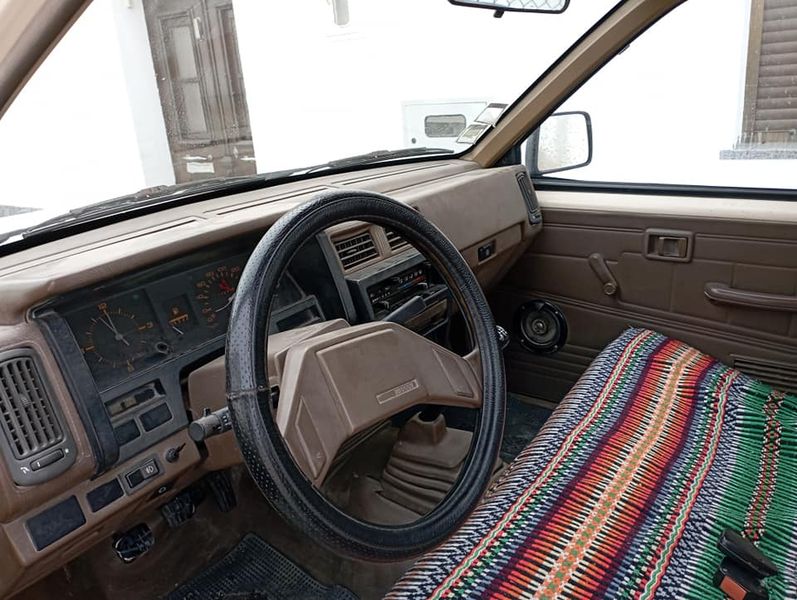 Nissan Pickup • 1990 • 224,000 km 2