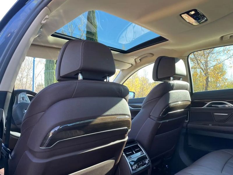 BMW 7 Series • 2017 • 137,000 km 7