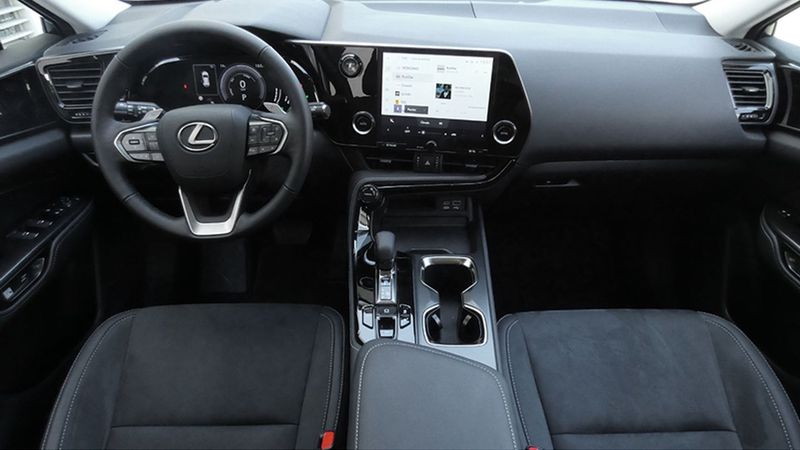 Lexus NX • 2022 • 4,056 km 5