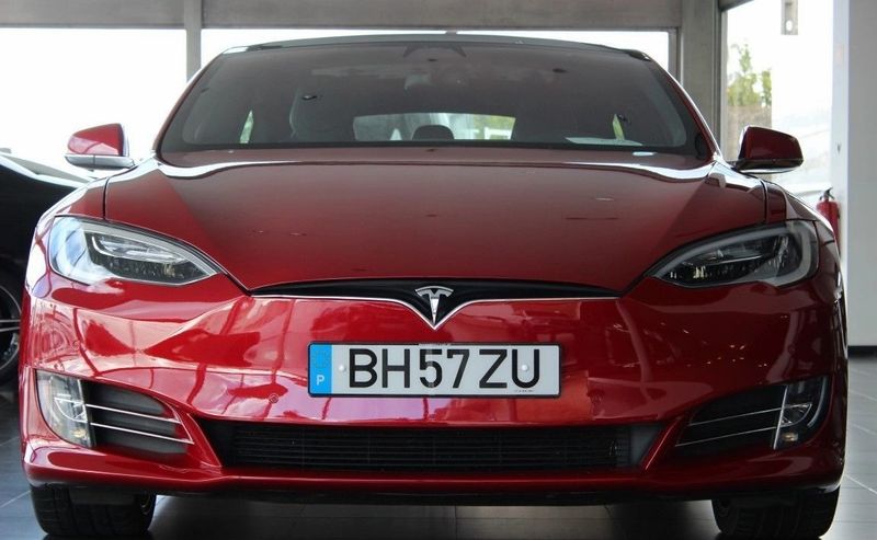 Tesla Model S • 2019 • 84,000 km 1