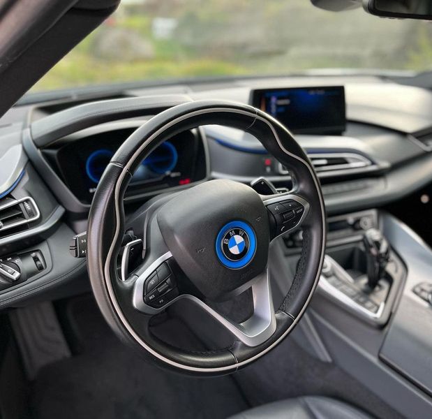 BMW i8 • 2022 • 27,000 km 3