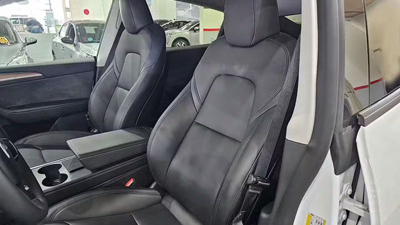 Tesla Model Y • 2024 • 16,942 km 14