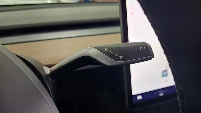 Tesla Model Y • 2024 • 7,925 km 6