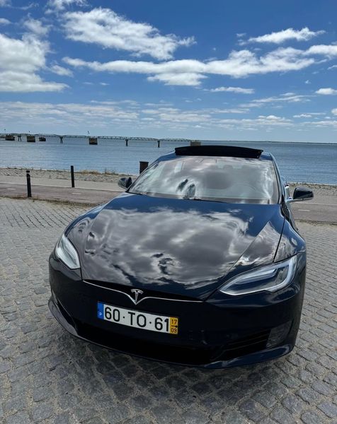Tesla Model S • 2017 • 85,000 km 4