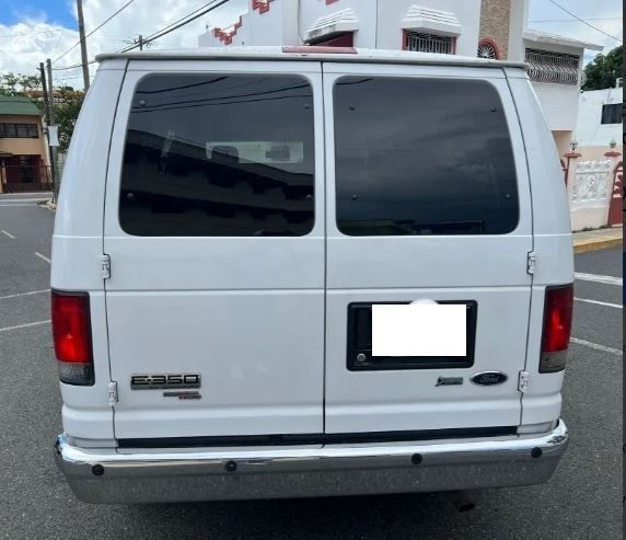 Ford E-350 • 2014 • 127,000 km 4