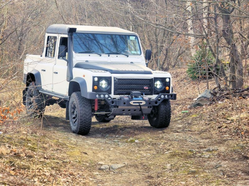 Land Rover Defender • 2005 • 135,000 km 4