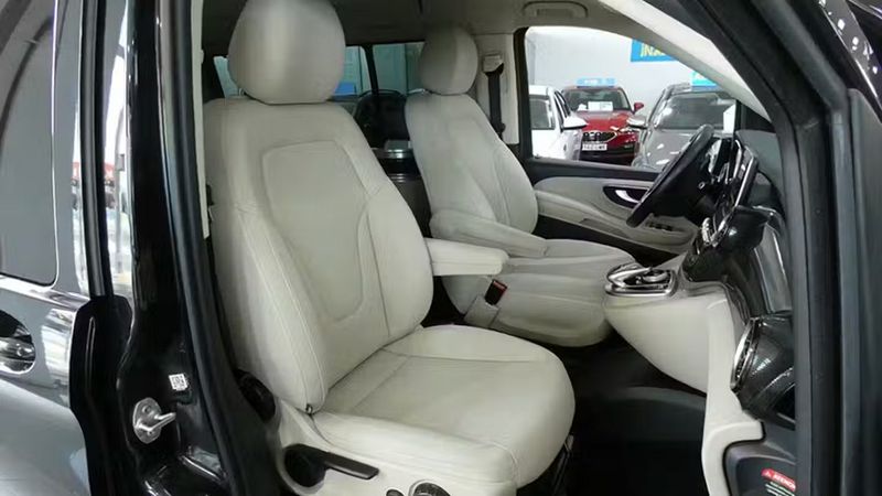 Mercedes-Benz 200 - 300 • 2019 • 76,303 km 10