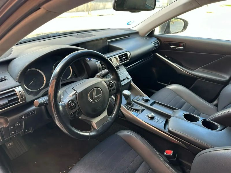 Lexus IS • 2015 • 139,000 km 6