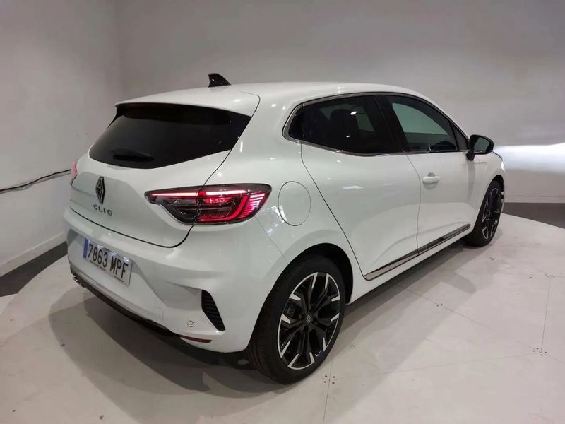 Renault Clio • 2024 • 11,000 km 10