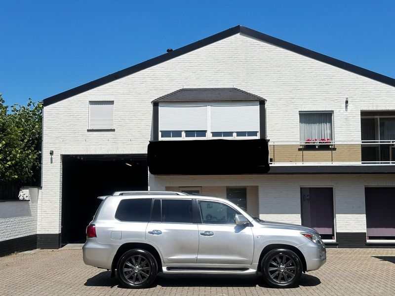 Lexus LX • 2010 • 243,000 km 3