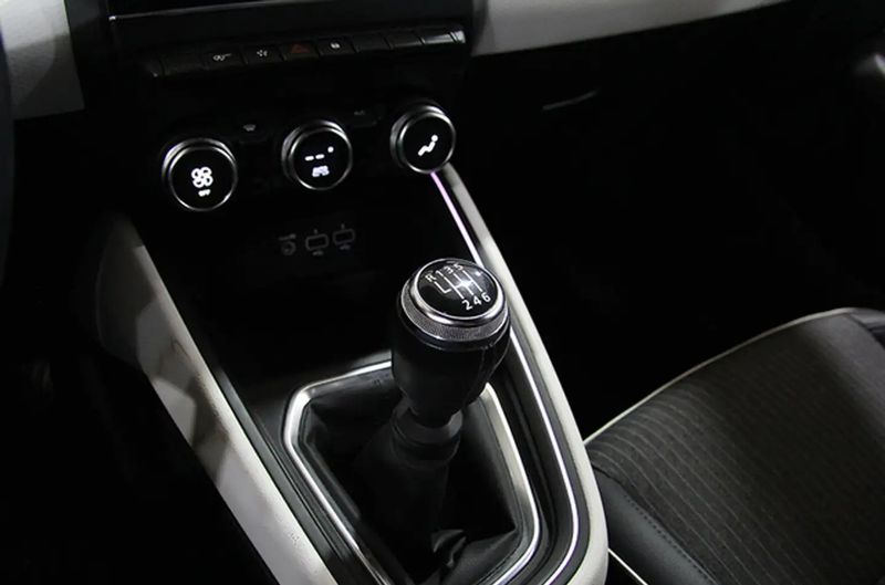 Renault Clio • 2023 • 6,109 km 7