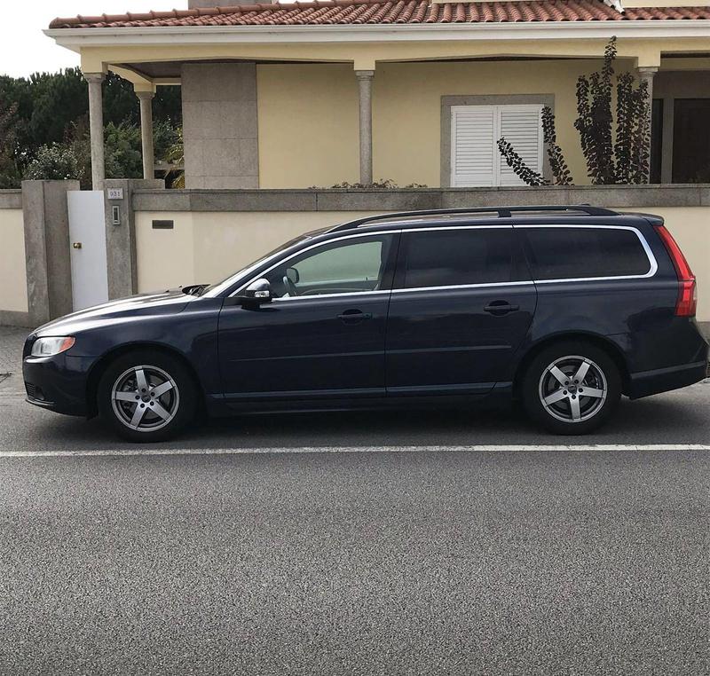 Volvo V70 • 2009 • 170,000 km 4