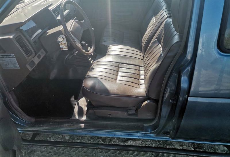 Nissan Pickup • 1988 • 190,000 km 3