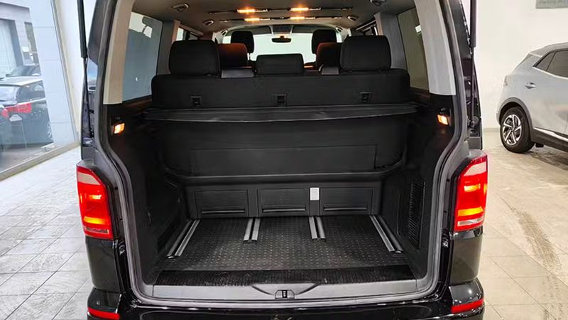 Volkswagen Multivan • 2019 • 121,103 km 9