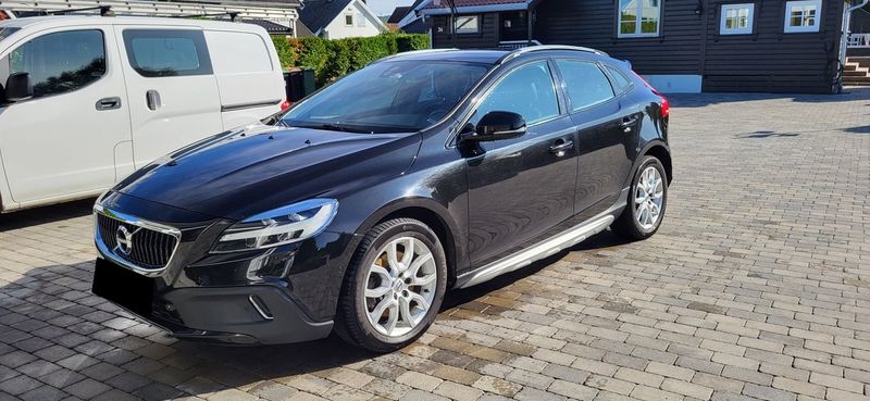 Volvo V40 • 2017 • 105,500 km 1