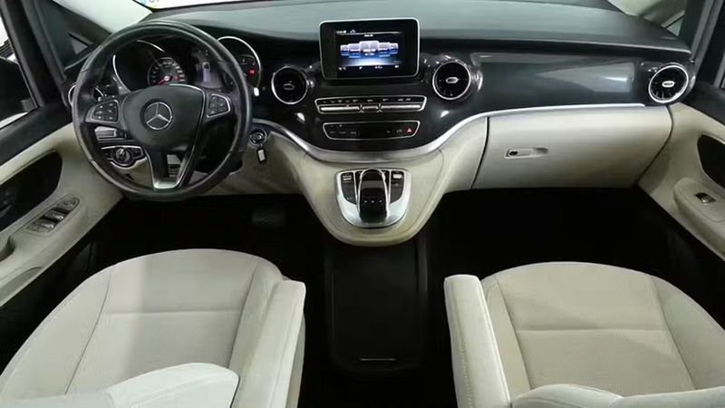 Mercedes-Benz 200 - 300 • 2019 • 76,303 km 12