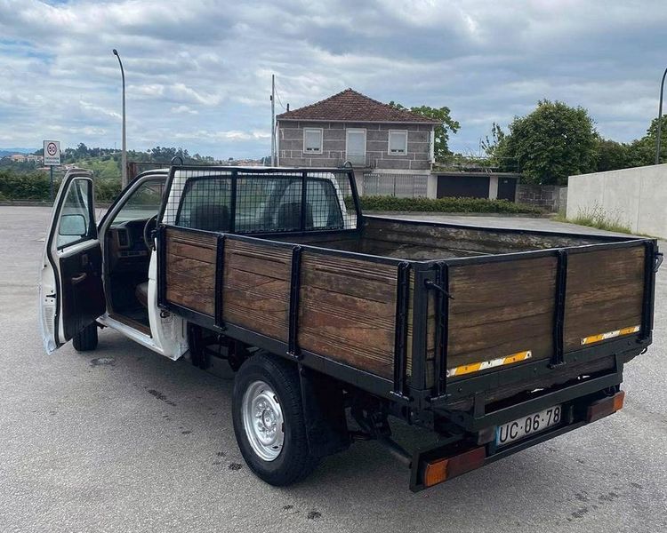 Nissan Pickup • 1989 • 250,000 km 2