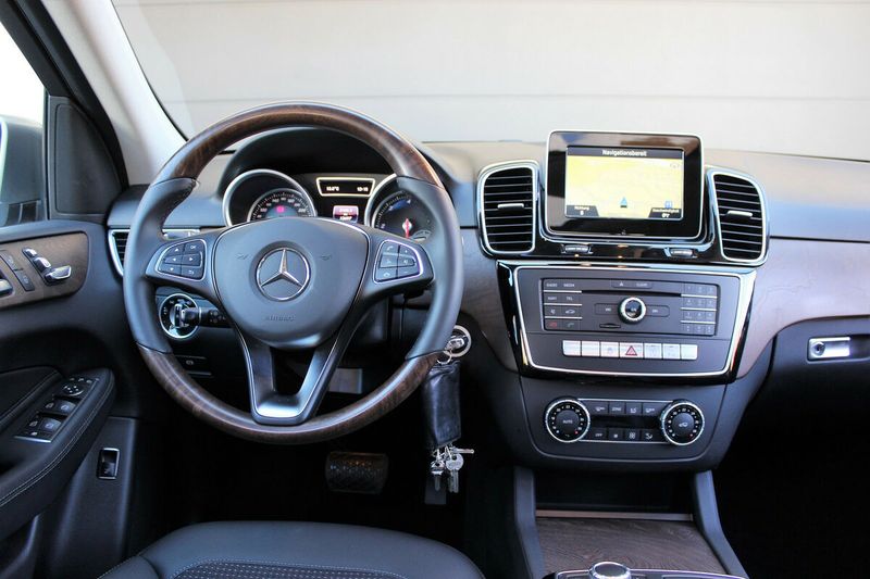 Mercedes-Benz GLE • 2016 • 166,900 km 8