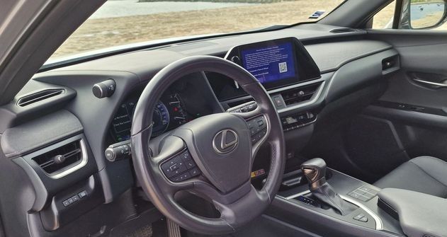 Lexus UX • 2022 • 44,000 km 10