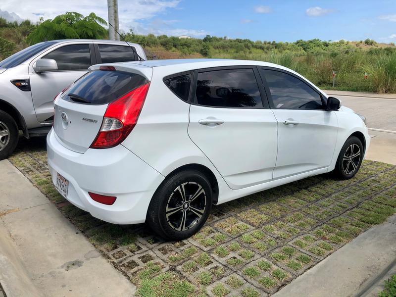 Hyundai Accent • 2012 • 120,000 km 4