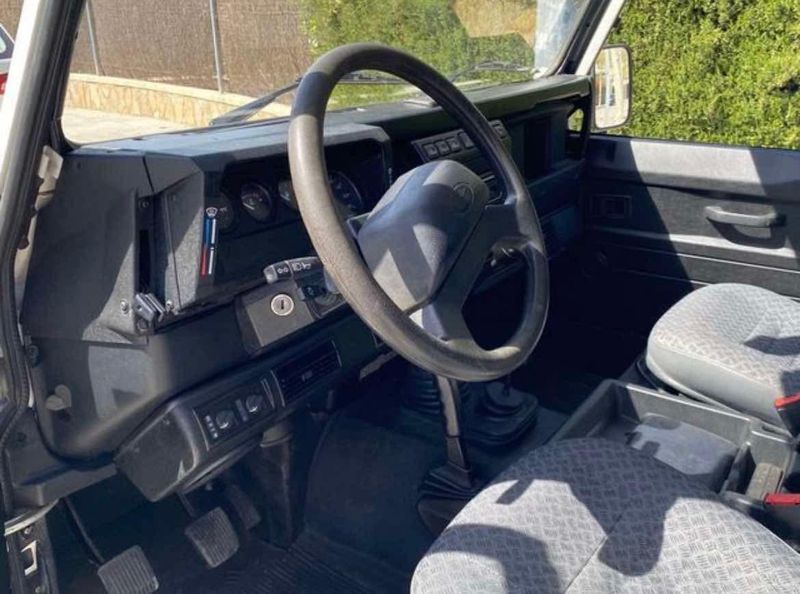 Land Rover Defender • 2005 • 79,000 km 10