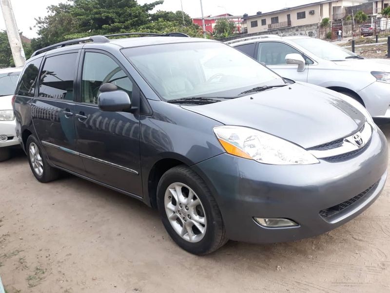 Toyota Sienna • 2006 • 32,345 km 6