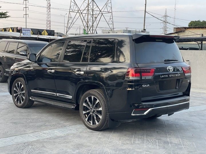 Toyota Land Cruiser • 2015 • 43 km 3