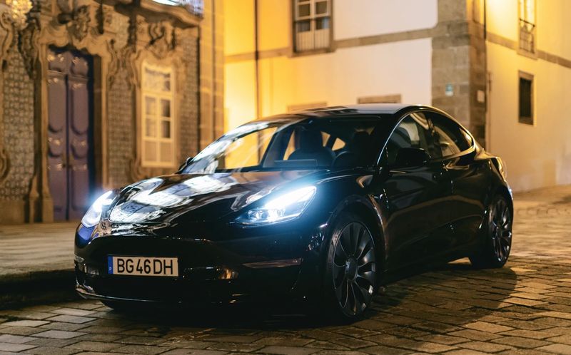 Tesla Model 3 • 2022 • 29,900 km 1