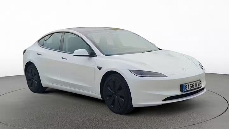 Tesla Model 3 • 2024 • 5,418 km 2